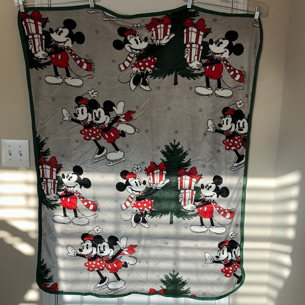 Disney Festive Children’s Mickey and Minnie Gray Blanket Set. - Picture 3 of 11